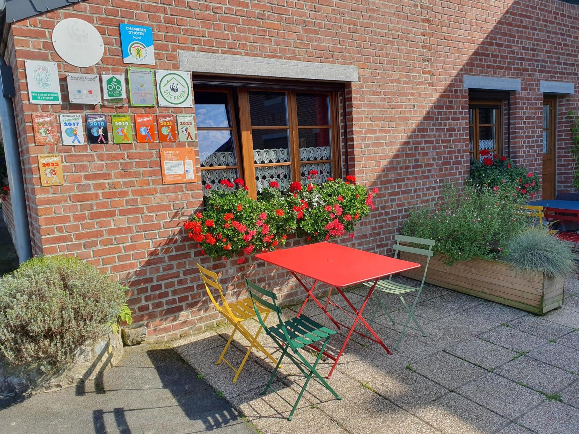 Les Mout'Anes Bed & Breakfast Saint-Hilaire-sur-Helpe Exterior foto